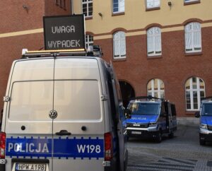 Read more about the article Nowy wóz dla kołobrzeskiej policji. VW Crafter  z tablicą „UWAGA WYPADEK”, to ambulans pogotowia ruchu drogowego
