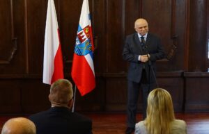 Read more about the article Prof. Marian Rębkowski z tytułem „Zasłużony dla Miasta Kołobrzeg” (ZDJĘCIA)