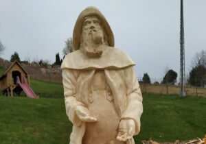 Read more about the article 2,5-metrowa rzeźba rybaka morskiego stanie przy wjeździe do portu rybackiego