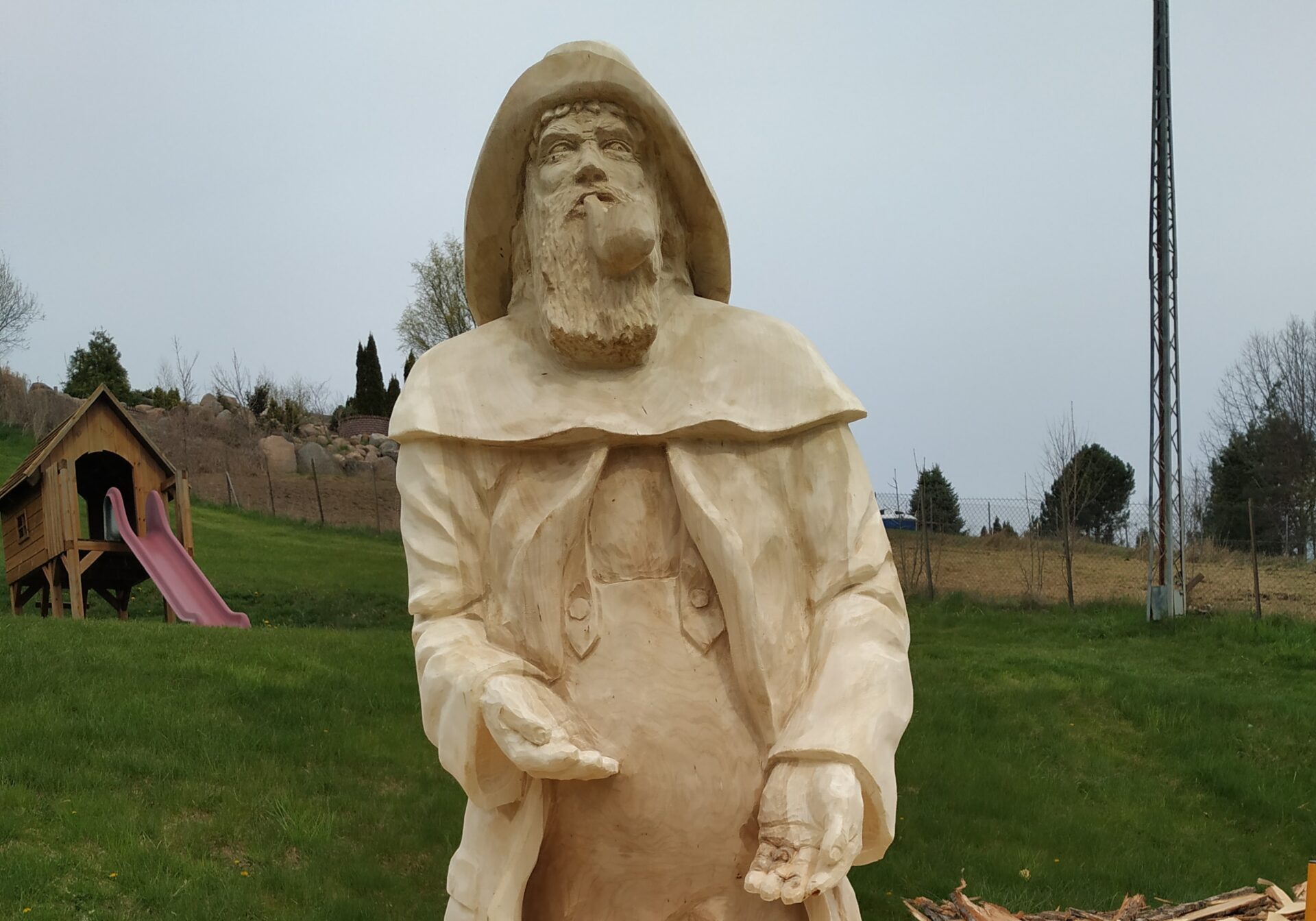 You are currently viewing 2,5-metrowa rzeźba rybaka morskiego stanie przy wjeździe do portu rybackiego