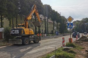 Read more about the article Nowa warstwa asfaltu na remontowanym odcinku ul. Wschodniej już położona. Kiedy koniec inwestycji?