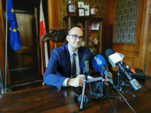 Read more about the article Piotr Lewandowski rezygnuje z funkcji przewodniczącego Rady Miasta. Co więcej, oddaje też mandat radnego