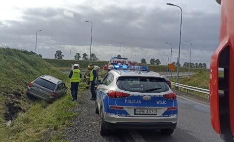 You are currently viewing Wypadek na S6 (węzeł Kołobrzeg Wschód). Auto osobowe w przydrożnym rowie