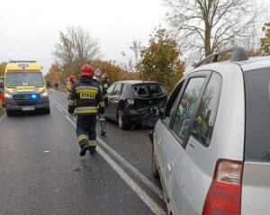 Read more about the article Zderzenie trzech aut na drodze między Gościnem a Ząbrowem