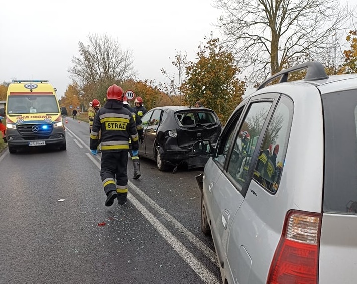You are currently viewing Zderzenie trzech aut na drodze między Gościnem a Ząbrowem