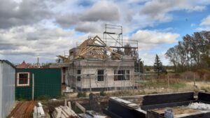 Read more about the article Wypadek na budowie w Zieleniewie. Część ściany i dachu spadła na pracowników budowlanych