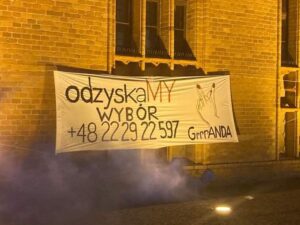 Read more about the article Rok po wyroku Trybunału Konstytucyjnego ws. aborcji. W miejscu, gdzie zaczęły się kołobrzeskie demonstracje, zawisł baner