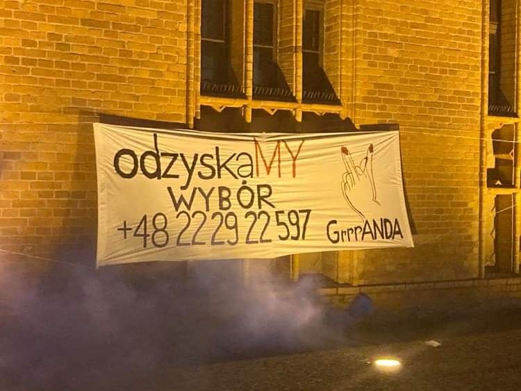 You are currently viewing Rok po wyroku Trybunału Konstytucyjnego ws. aborcji. W miejscu, gdzie zaczęły się kołobrzeskie demonstracje, zawisł baner