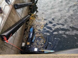 Read more about the article Do kołobrzeskiego portu trafi drugi kosz, który pływa i wyławia śmieci