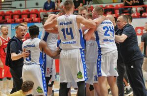 Read more about the article Wygrana Kotwicy Kołobrzeg w meczu z WKK Wrocław w hali Milenium