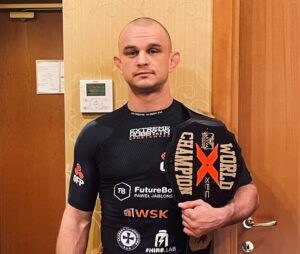 Read more about the article Damian Mieczkowski w Rzymie wywalczył pas amerykańskiej federacji XFC