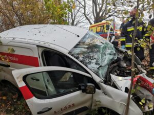 Read more about the article Wypadek koło Ustronia Morskiego. Osobowe auto wyleciało z drogi