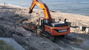Read more about the article Trwa budowa opaski brzegowej. Kiedy refulacja plaż?