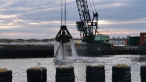 Read more about the article Pogłębiarka PRINS 2 pracowała na wejściu do kołobrzeskiego portu (ZDJĘCIA, WIDEO)