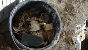 Read more about the article Prace przy remoncie zabytkowych piwnic ratusza wstrzymane. Co odkryto pod posadzką? (ZDJĘCIA)