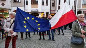 Read more about the article Pikieta „My zostajemy! Jesteśmy Europą!”. Taczka dla rządu i związane ze sobą flagi Polski i UE (ZDJĘCIA, WIDEO)