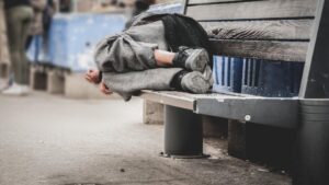 Read more about the article Widzisz bezdomnego? Wskaż mu drogę do Ogrzewalni dla bezdomnych