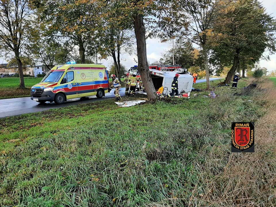 You are currently viewing Wypadek busa. Jedna osoba zakleszczona we wraku pojazdu