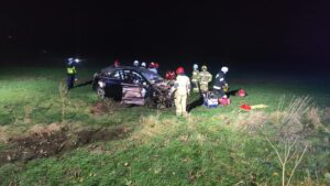 Read more about the article Groźny wypadek. Siła uderzenia była tak duża, że silnik wypadł z auta