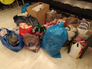 Read more about the article Zbiórka dla migrantów wstrzymana. Bus jest już pełen darów od kołobrzeżan