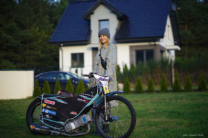 Read more about the article Dyrektorka „Krzywoustego” wygrała dla swoich uczniów motor utytułowanego zawodnika z Australii