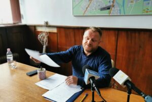 Read more about the article Radny Woźniak zapowiada pozew wzajemny i mówi: dziś postąpiłbym tak samo