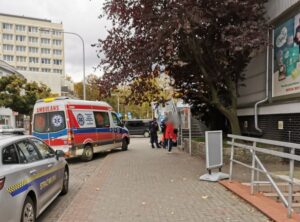 Read more about the article Mieszkańcy skarżą się na meneli pod sklepami. Wokół sklepu porządku powinni pilnować ich właściciele?