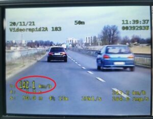 Read more about the article Jechał w terenie zabudowanym 142 km/h. Zatrzymała go kołobrzeska grupa SPEED