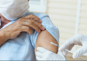 Read more about the article Ruszają bezpłatne szczepienia seniorów przeciwko grypie. Liczba szczepionek jest ograniczona, decyduje więc kolejność zgłoszeń