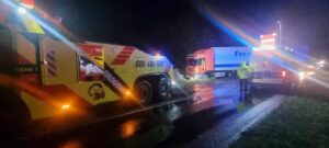 Read more about the article Ciężkie warunki pogodowe na drogach. Kierowca samochodu ciężarowego stracił nad nim panowanie i zjechał do rowu