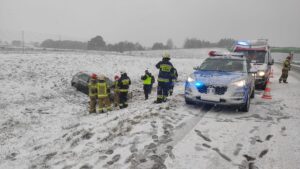 Read more about the article Samochód dachował na S6. Uważajcie na drogach, warunki są fatalne!