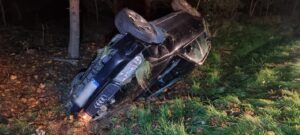 Read more about the article Na drodze wojewódzkiej 102 dachował samochód. Gdy na miejsce dotarły służby przy wraku nie było już nikogo