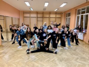 Read more about the article Kopalnia diamentów: ponad 300 uczniów kołobrzeskich szkół podstawowych na warsztatach tanecznych