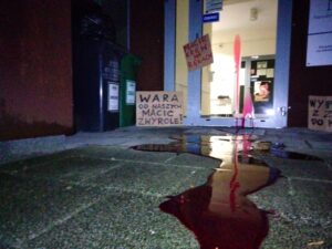 Read more about the article Czerwona substancja i kartki „Macie krew na rękach” przed budynkiem, w którym znajduje się biuro posła PiS