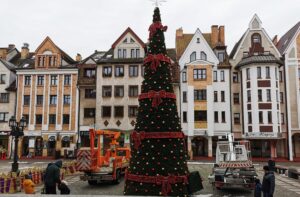 Read more about the article Miejska choinka „rośnie” już na placu Ratuszowym