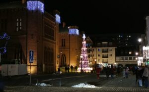 Read more about the article Tyle miasto zapłaci za świąteczne dekoracje. 4 grudnia Kołobrzeg ma być już udekorowany i gotowy na Boże Narodzenie