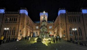 Read more about the article Światełka na choince już święcą, od dziś czynny jest Jarmark Bożonarodzeniowy (ZDJĘCIA)