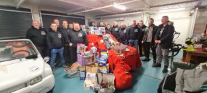 Read more about the article Gang Maluchów spełnia marzenia dzieci: kask jeździecki, strój bramkarski dla fana piłki nożnej i wiele więcej w świątecznych paczkach