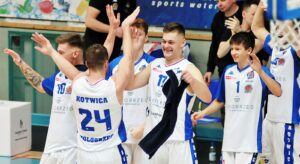 Read more about the article Sensation Kotwica liderem Suzuki 1 Ligi Mężczyzn (relacja pomeczowa)