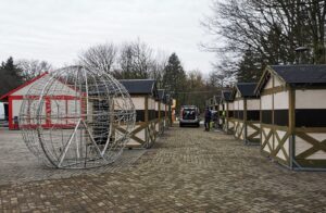 Read more about the article Ostatnie przygotowania do jutrzejszej inauguracji Jarmarku Bożonarodzeniowego (ZDJĘCIA, PROGRAM)