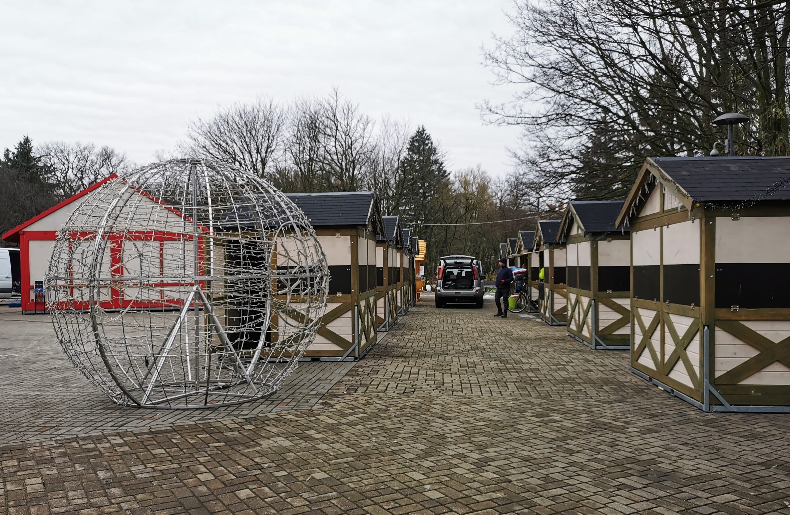 You are currently viewing Ostatnie przygotowania do jutrzejszej inauguracji Jarmarku Bożonarodzeniowego (ZDJĘCIA, PROGRAM)