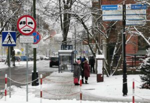 Read more about the article Na słupkach nie ma miejsca na kolejne klepsydry. Liczba wystawionych aktów zgonu już jest najwyższa od przynajmniej trzech lat