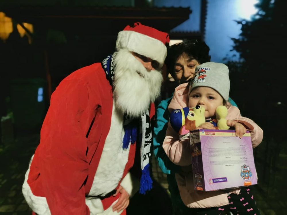 You are currently viewing Kibice Kotwicy rozdali paczki z okazji Mikołajek