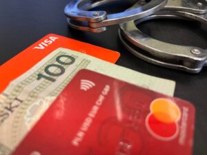 Read more about the article 24 razy płacił w sklepach nie swoją kartą. Teraz grozi mu do 10 lat odsiadki