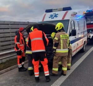 Read more about the article Straż Pożarna odebrała wezwanie do karetki wiozącej pacjenta. Samochód  miał się zapalić