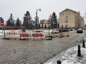 Read more about the article Ulica w centrum jest już przejezdna, ale trzeba uważać na przewężenie