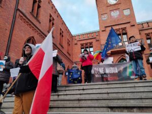 Read more about the article Wolne media, wolni ludzie, wolna Polska! – protest przeciwko Lex TVN w Kołobrzegu