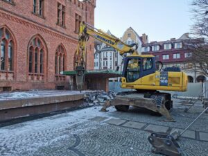 Read more about the article Znika stare wejście do zabytkowych piwnic ratusza i przyległy taras (WIDEO)
