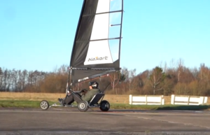 Read more about the article Land sailing (żeglarstwo lądowe) na lotnisku Kołobrzeg-Bagicz (wideo)