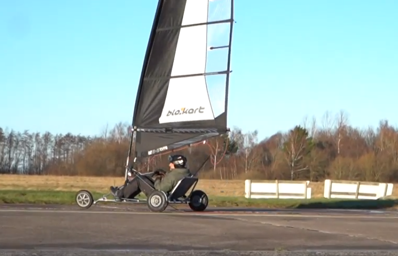 You are currently viewing Land sailing (żeglarstwo lądowe) na lotnisku Kołobrzeg-Bagicz (wideo)